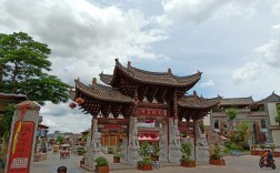 云南红河建水做青石雕刻的主要集中在哪个镇？建水青龙镇有多少人