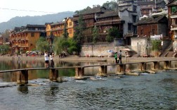 凤凰古城山江苗寨可以住吗？山江到凤凰有多少公里