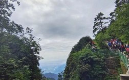 峨眉山预报下雨还能去不？明天峨眉山山顶上的温度是多少度