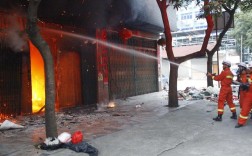 邻居火灾将我家店面烧毁，怎么赔偿？店铺火险一年交多少钱