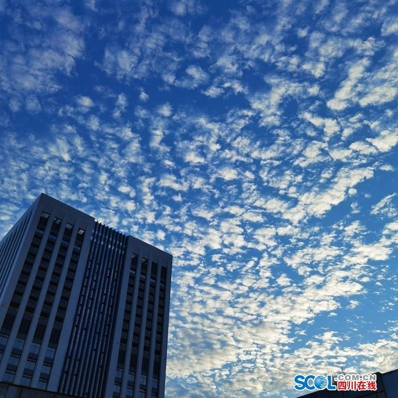成都今天的云是人工吹的吗?四川气象今天多少度-图1 成都今天的云是人工吹的吗?四川气象今天多少度-图1