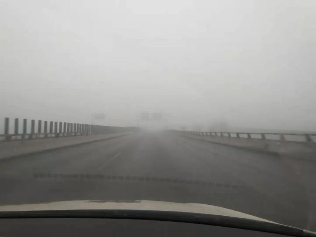 今天高速上雾霾严重吗?今天雾霾多少度-图1 今天高速上雾霾严重吗?今天雾霾多少度-图1