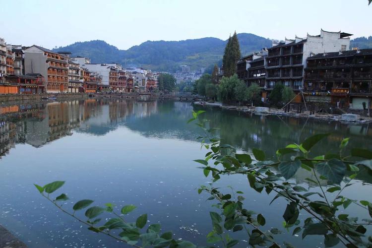 凤凰古城河水向哪个方向流?凤凰到麻冲多少公里-图1 凤凰古城河水向哪个方向流?凤凰到麻冲多少公里-图1