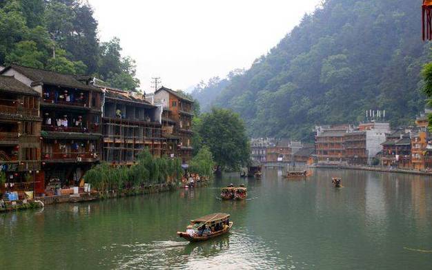 凤凰古城河水向哪个方向流?凤凰到麻冲多少公里-图2 凤凰古城河水向哪个方向流?凤凰到麻冲多少公里-图2