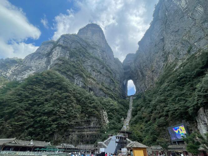 张家界天门山多少米高?天门山有多少度-图1 张家界天门山多少米高?天门山有多少度-图1