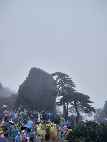 请问七月份黄山山上冷吗温度大概是多?七月黄山上的气温多少-图1 请问七月份黄山山上冷吗温度大概是多?七月黄山上的气温多少-图1