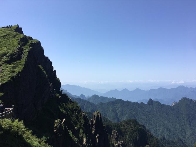 湖北最高山峰前十名排行榜?神农架山顶多少度-图1 湖北最高山峰前十名排行榜?神农架山顶多少度-图1