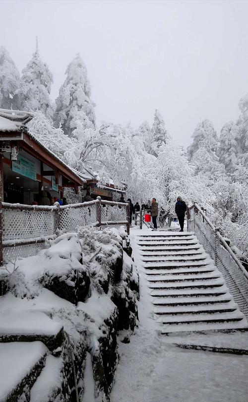 峨眉山下雪的时候能闻到什么?峨眉山一天可以造出多少空气-图1 峨眉山下雪的时候能闻到什么?峨眉山一天可以造出多少空气-图1