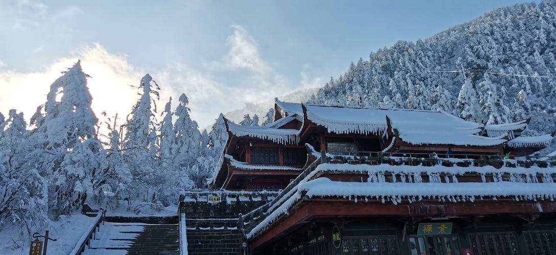 峨眉山下雪的时候能闻到什么?峨眉山一天可以造出多少空气-图2 峨眉山下雪的时候能闻到什么?峨眉山一天可以造出多少空气-图2