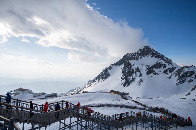 六月的玉龙雪山冷吗?6月丽江多少度-图1 六月的玉龙雪山冷吗?6月丽江多少度-图1
