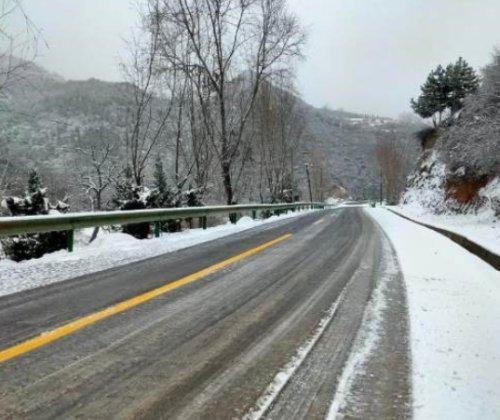 冬天在多少度道路可以结冰?道路一般多少度结冰-图3 冬天在多少度道路可以结冰?道路一般多少度结冰-图3
