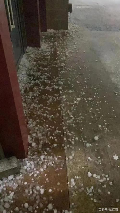 3月冰雹什么征兆?大冰雹的质量是多少克-图2 3月冰雹什么征兆?大冰雹的质量是多少克-图2