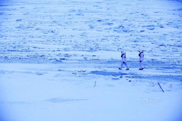 浅蓝色的冰面可以通过吗?气温多少度可以冰上走-图1 浅蓝色的冰面可以通过吗?气温多少度可以冰上走-图1