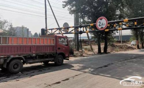 请问在乡村道路上是否允许大型的客车通行呢?急?大巴限高多少米-图1 请问在乡村道路上是否允许大型的客车通行呢?急?大巴限高多少米-图1