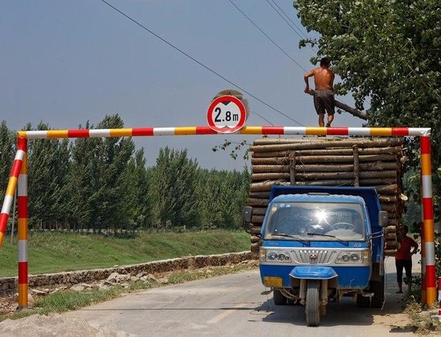 请问在乡村道路上是否允许大型的客车通行呢?急?大巴限高多少米-图2 请问在乡村道路上是否允许大型的客车通行呢?急?大巴限高多少米-图2