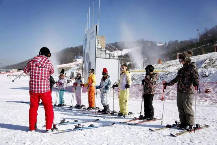 人造滑雪场里面不冷吗?滑雪场里一般气温多少-图1 人造滑雪场里面不冷吗?滑雪场里一般气温多少-图1