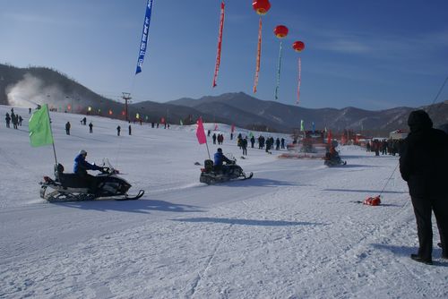 人造滑雪场里面不冷吗?滑雪场里一般气温多少-图2 人造滑雪场里面不冷吗?滑雪场里一般气温多少-图2