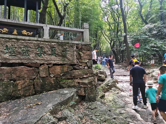 穹窿山徒步时长?穹窿山爬到山顶多少时间-图1 穹窿山徒步时长?穹窿山爬到山顶多少时间-图1