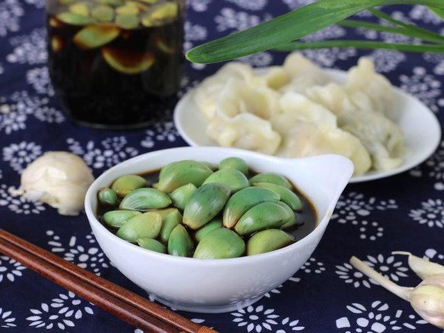腊八蒜一斤蒜放多少米醋和冰糖?河北腊八多少度-图2 腊八蒜一斤蒜放多少米醋和冰糖?河北腊八多少度-图2