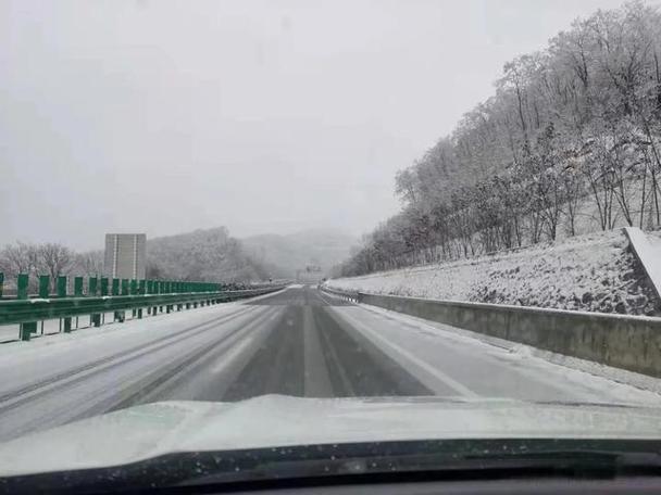 下了雪高速通吗?雨雪天气封闭多少高速-图2 下了雪高速通吗?雨雪天气封闭多少高速-图2