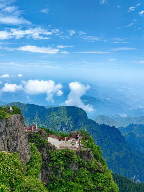 五月份去哪旅游好?五月份爬峨眉山穿多少-图3 五月份去哪旅游好?五月份爬峨眉山穿多少-图3