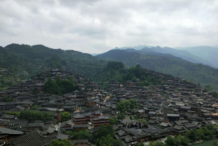 千户苗寨每天接待人数?西江千户苗寨今天多少度-图3 千户苗寨每天接待人数?西江千户苗寨今天多少度-图3