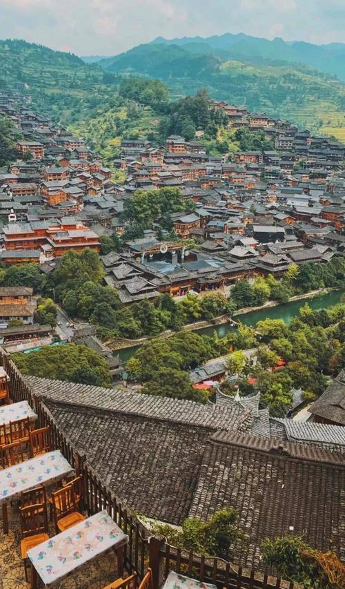 千户苗寨每天接待人数?西江千户苗寨今天多少度-图2 千户苗寨每天接待人数?西江千户苗寨今天多少度-图2