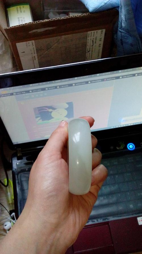 我在网上买了个和田玉,感觉不凉朋友摸了也说不凉!请问是不是假的呀?和田天气还能冷多少天-图1 我在网上买了个和田玉,感觉不凉朋友摸了也说不凉!请问是不是假的呀?和田天气还能冷多少天-图1