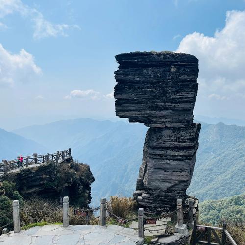 请问梵净山离铜仁要几小时车程?贵州铜仁距离梵净山有多少公里-图1 请问梵净山离铜仁要几小时车程?贵州铜仁距离梵净山有多少公里-图1