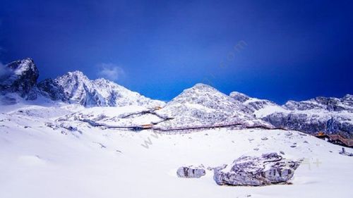 山多高才有雪?海拔多少才降雪的条件-图1 山多高才有雪?海拔多少才降雪的条件-图1