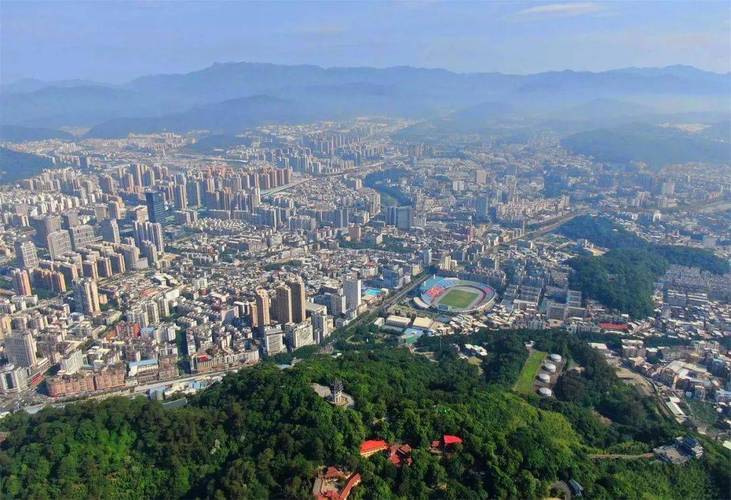 龙岩的地理风貌是什么样的?龙岩有多少度-图1 龙岩的地理风貌是什么样的?龙岩有多少度-图1