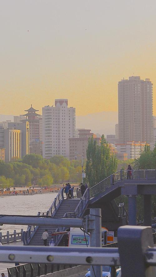 兰州25.26度穿什么衣服?兰州穿多少-图2 兰州25.26度穿什么衣服?兰州穿多少-图2