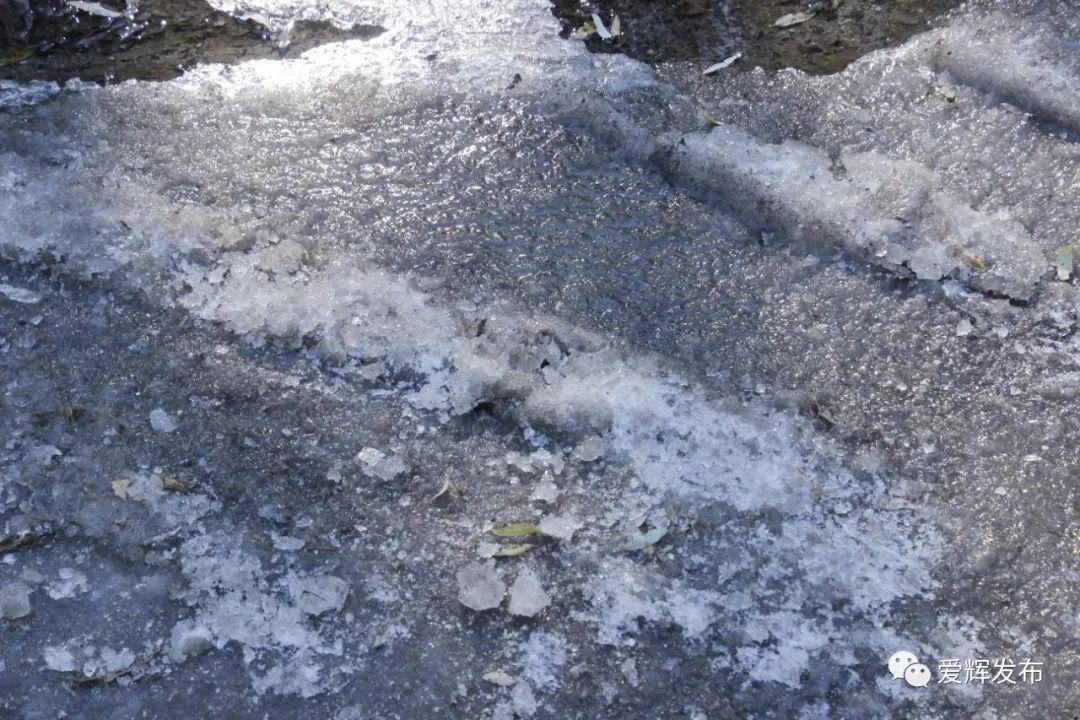 为什么地上结冰要撒盐什么化学反映?结冰天气撒盐多少-图1 为什么地上结冰要撒盐什么化学反映?结冰天气撒盐多少-图1