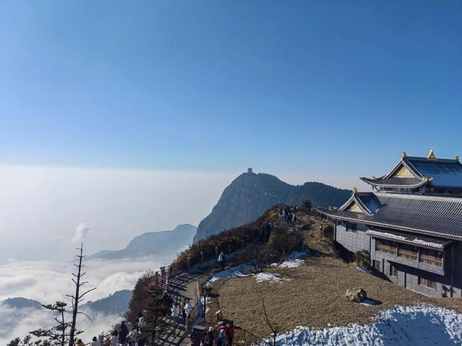 8月份去峨眉山需要带厚衣服吗?峨眉山8月温度多少钱-图1 8月份去峨眉山需要带厚衣服吗?峨眉山8月温度多少钱-图1