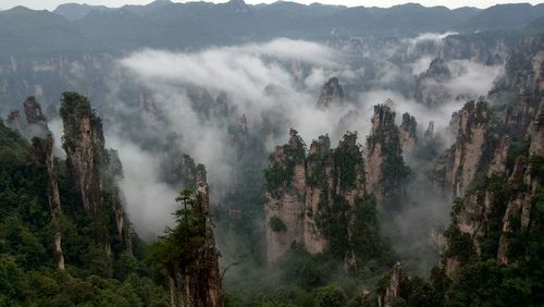 张家界山顶10月中旬冷吗?张家界一年四季天气温度是多少-图2 张家界山顶10月中旬冷吗?张家界一年四季天气温度是多少-图2