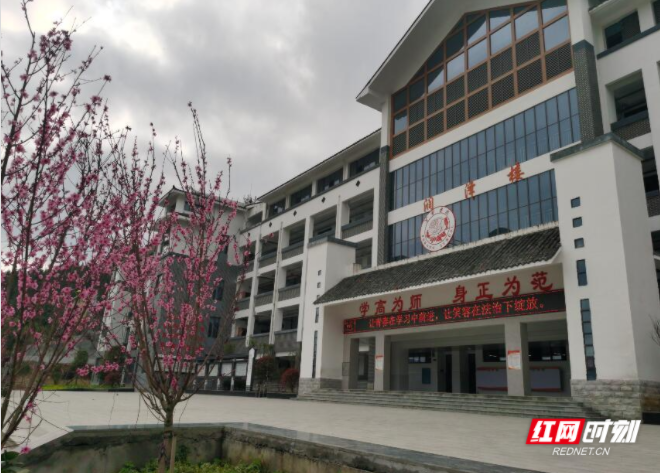 湖南邵阳市芙蓉学校学费多少?芙蓉镇到邵阳市多少公里-图1 湖南邵阳市芙蓉学校学费多少?芙蓉镇到邵阳市多少公里-图1