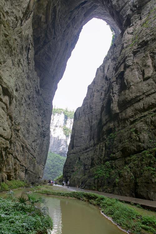 天生三桥景区离市区多远?天坑三桥风景区旅游走多少路-图1 天生三桥景区离市区多远?天坑三桥风景区旅游走多少路-图1