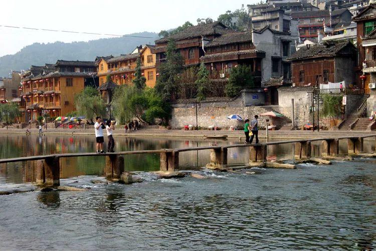 凤凰古城山江苗寨可以住吗?山江到凤凰有多少公里-图1 凤凰古城山江苗寨可以住吗?山江到凤凰有多少公里-图1