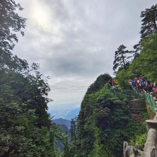 峨眉山预报下雨还能去不?明天峨眉山山顶上的温度是多少度-图1 峨眉山预报下雨还能去不?明天峨眉山山顶上的温度是多少度-图1