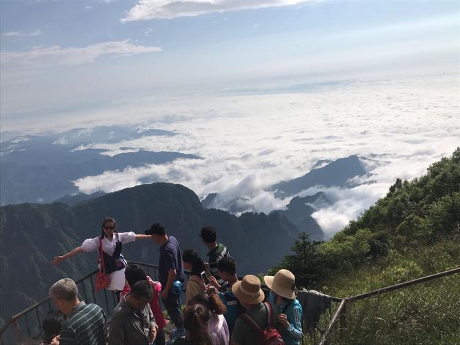 峨眉山预报下雨还能去不?明天峨眉山山顶上的温度是多少度-图2 峨眉山预报下雨还能去不?明天峨眉山山顶上的温度是多少度-图2