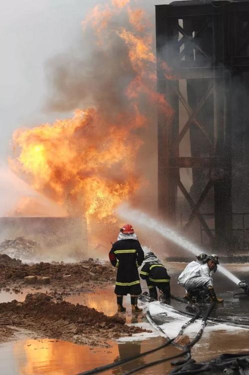 大连新港716大火算几级事故?大连716火灾消防员牺牲了多少-图1 大连新港716大火算几级事故?大连716火灾消防员牺牲了多少-图1