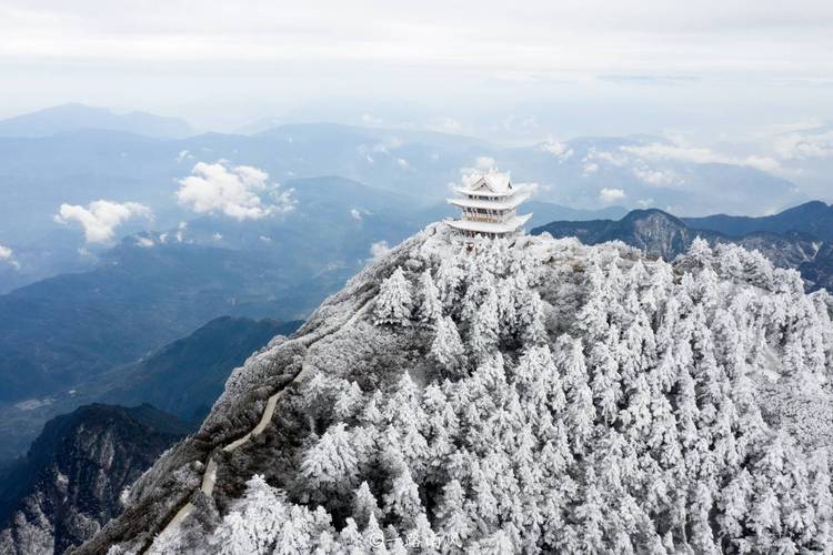 峨眉山10月份冷吗?峨眉山市和峨眉山景区的温差有多少-图2 峨眉山10月份冷吗?峨眉山市和峨眉山景区的温差有多少-图2