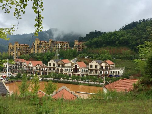 贵州省离重庆近的地方,哪里避暑最好?天鹅堡气温多少度-图3 贵州省离重庆近的地方,哪里避暑最好?天鹅堡气温多少度-图3