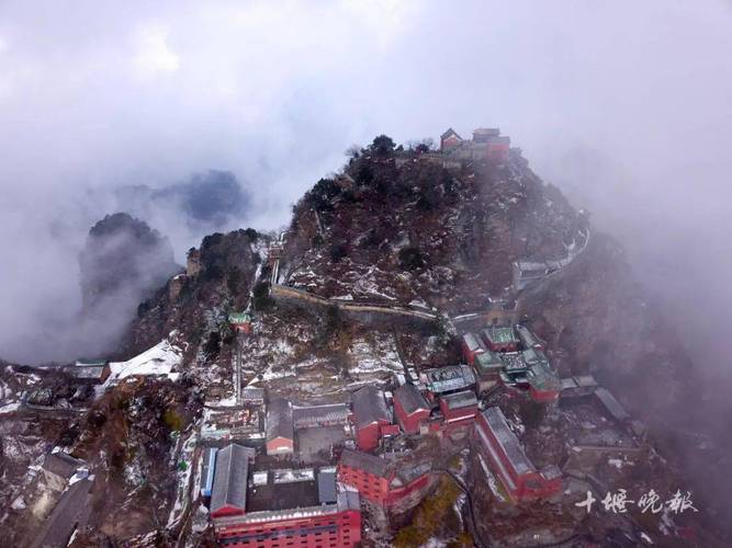 8月爬武当山上面冷吗?武当山山上气温和山下差多少-图3 8月爬武当山上面冷吗?武当山山上气温和山下差多少-图3