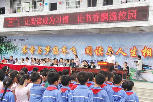 南充到南部县的宏观乡有班车吗?南部县宏观小学一班多少人-图1 南充到南部县的宏观乡有班车吗?南部县宏观小学一班多少人-图1