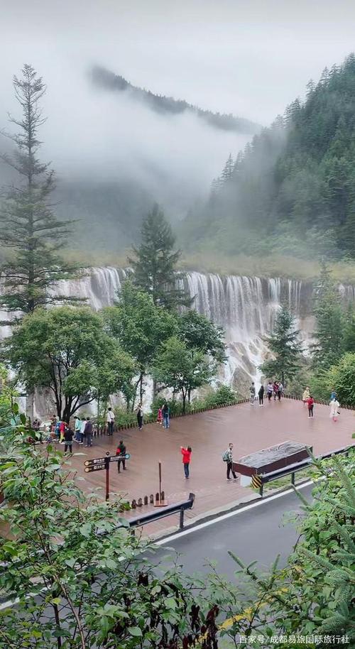 九寨沟12度天气穿什么衣服?九寨沟明天气温是多少度-图1 九寨沟12度天气穿什么衣服?九寨沟明天气温是多少度-图1