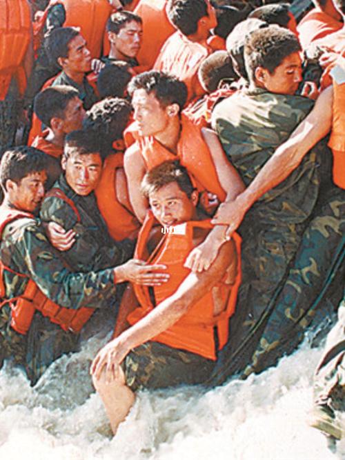 98年洪水处理了哪些人?98洪灾出动多少解放军-图1 98年洪水处理了哪些人?98洪灾出动多少解放军-图1